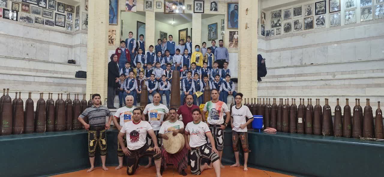 دبستان پسرانه مدادهای رنگی