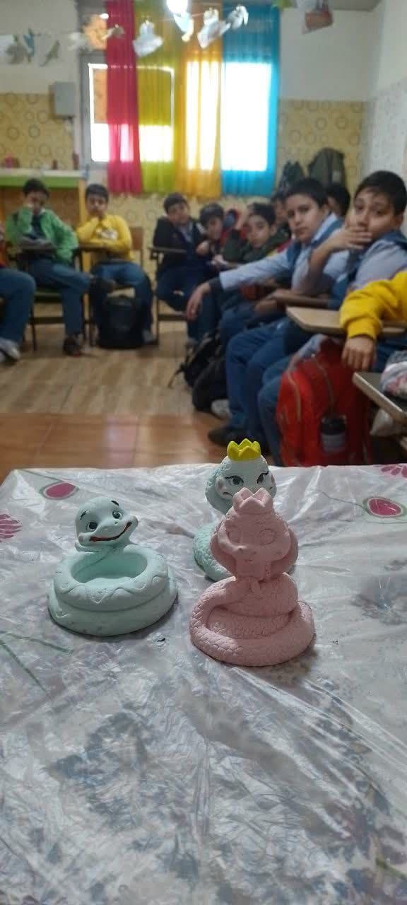 دبستان پسرانه مدادهای رنگی